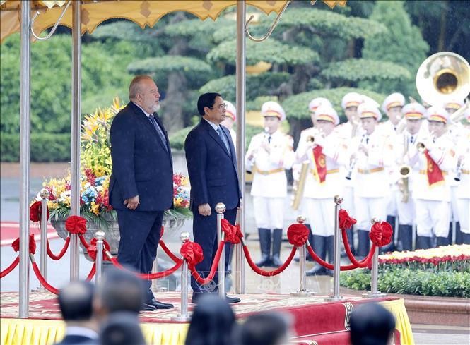Премьер-министр Вьетнама Фам Минь Тьинь и Премьер-министр Кубы Мануэль Марреро Крус на церемонии. Фото: VNA