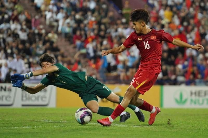 Ле Динь Лонг Ву обыграл таиландского вратаря и увеличил преимущество сборной Вьетнама. Фото: Нгок Ле