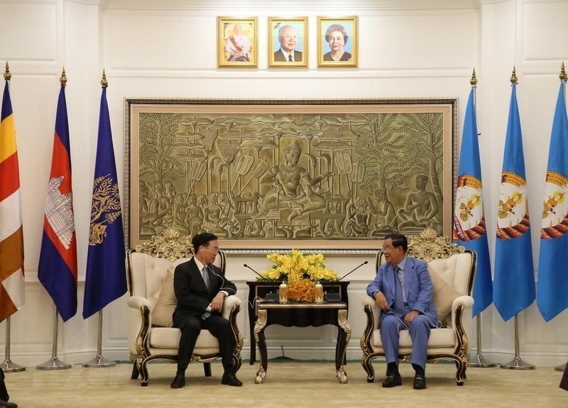 Товарищ Во Ван Тхыонг (слева) на встрече с Председателем НПК, Премьер-министром Камбоджи Самдек Течо Хун Сеном. Фото: VNA