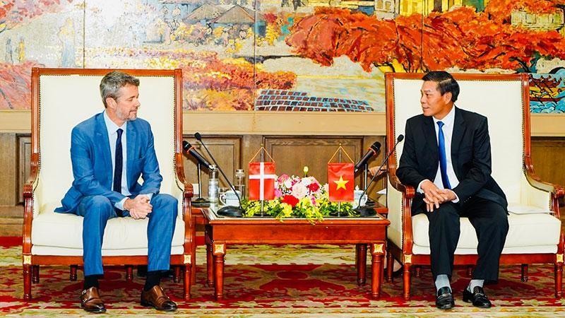 Председатель Народного комитета Хайфона Нгуен Ван Тунг (справа) и Наследный принц Дании Фредерик.