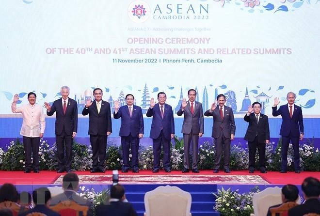 Премьер-министр Вьетнама Фам Минь Тьинь и руководители стран АСЕАН на церемонии открытия саммитов. Фото: ВИА
