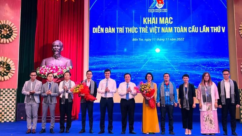 Руководители Партии и Государства вручают цветы Исполнительному совету Глобальной сети молодых вьетнамских интеллигентов на срок 2022-2024 гг.