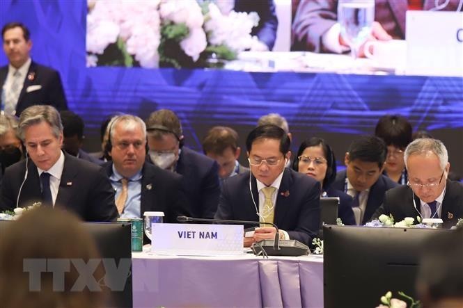 Министр иностранных дел Вьетнама Буй Тхань Шон принимает участие в конференции. Фото: ВИА