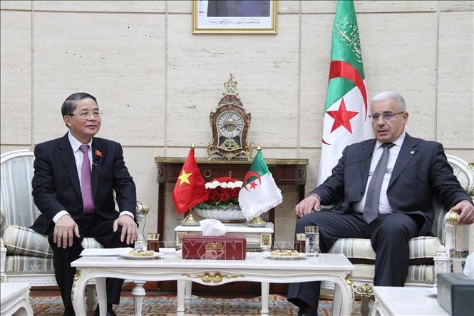 Председатель Национальной народной ассамблеи Алжира Ибрагим Бугали принимает Зампредседателя НС Вьетнама Нгуен Дык Хая. Фото: ВИА