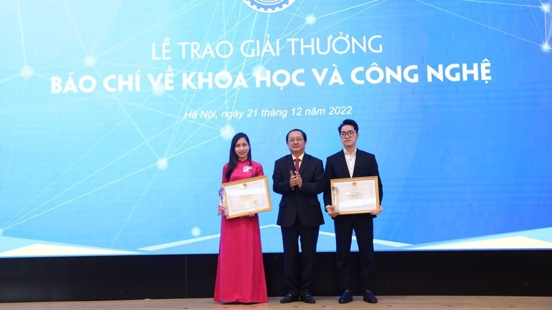 Министр науки и технологий Хюинь Тхань Дат вручает первые призы.