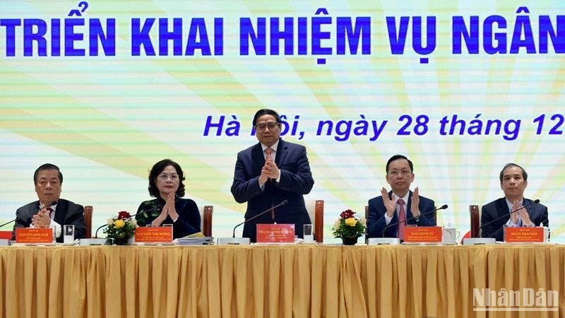 Премьер-министр Фам Минь Тьинь принимает участие в конференции. Фото: Чан Хай