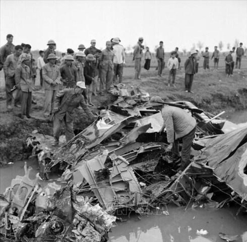 Первый B-52 был сбит 59-м батальоном 261-го ракетного полка над полем Тьуом общины Фуло уезда Донгань г. Ханоя в 20:13 ночи 18 декабря 1972 года. Архивное фото: ВИА