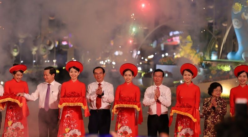 Руководители Партии и Государства разрезают ленту в знак открытия Цветочной улицы Нгуенхюэ 2023 года.