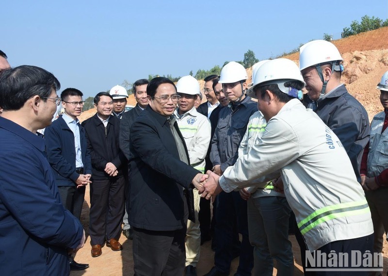 Премьер-министр Фам Минь Тьинь осматривает ход строительства автомагистрали. Фото: Чан Хай