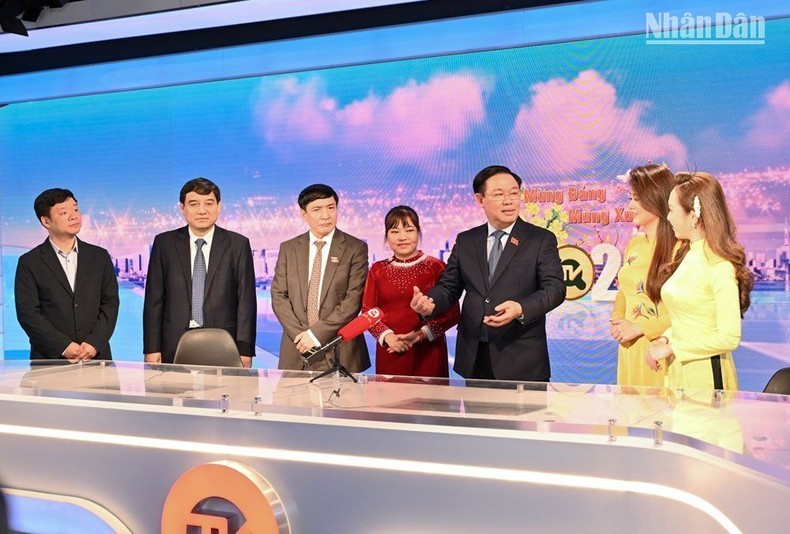 Председатель НС Выонг Динь Хюэ посещает Телевидение НС Вьетнама. Фото: Зюи Линь