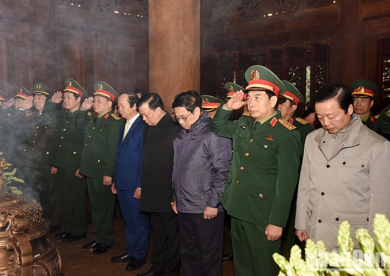 Премьер-министр Фам Минь Тьинь и делегаты воскуряют благовония в память о Президенте Хо Ши Мине. Фото: Чан Хай