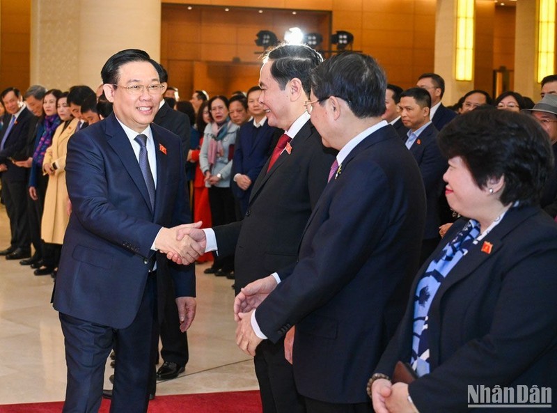 Председатель НС Выонг Динь Хюэ и делегаты на встрече. Фото: Зюи Линь