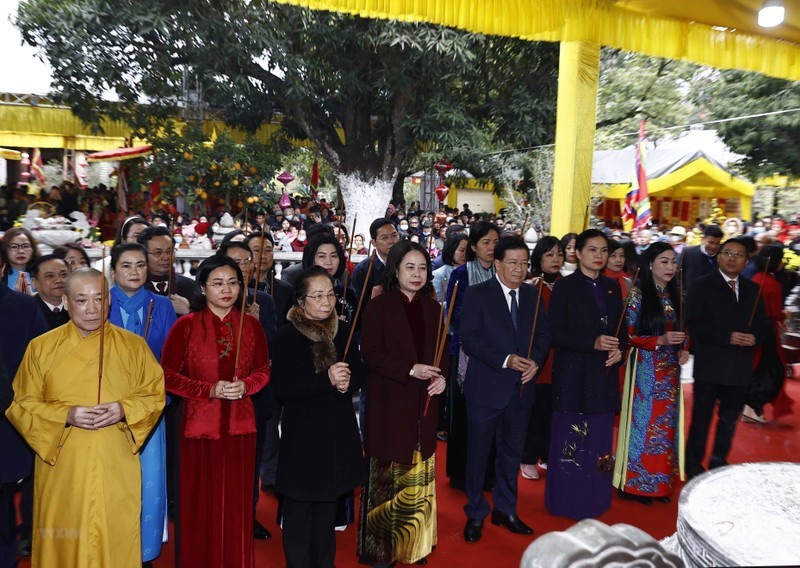 И.о. Президента Во Тхи Ань Суан и делегаты воскуряют благовония. Фото: ВИА