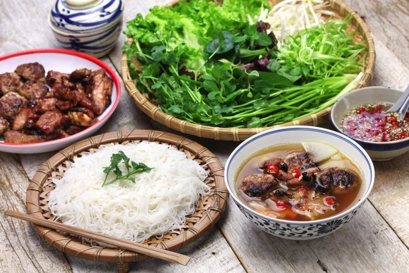 Рисовая лапша со свиным шашлыком «бунтя» – блюдо, любимое многими туристами.