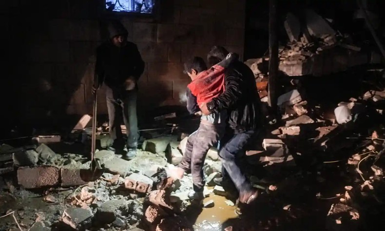 Спасение пострадавших после землетрясения в Джандарисе (Сирия). Фото: Рами Аль Сайед/AFP/Getty Images