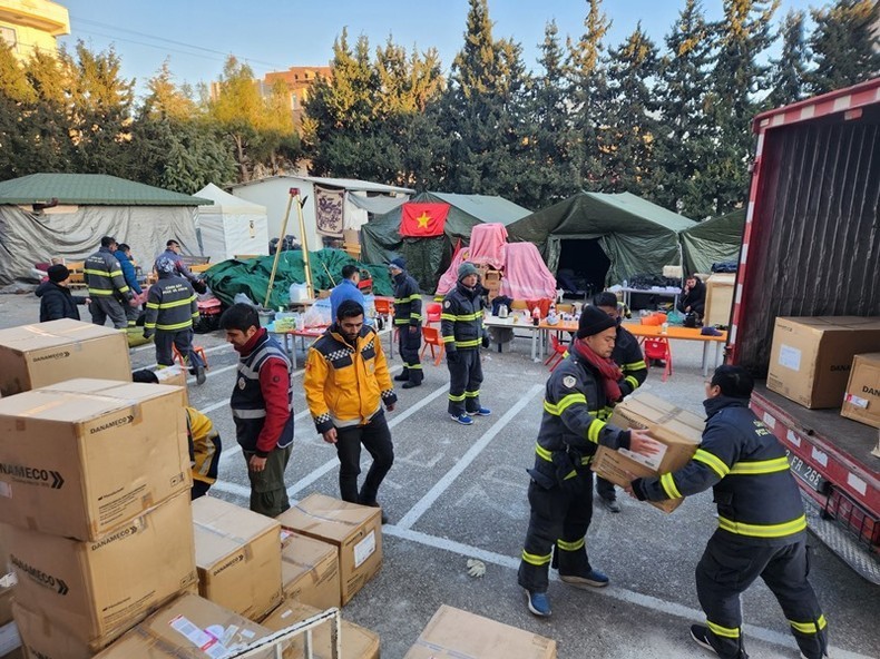 Спасательная группа Министерства общественной безопасности Вьетнама передает Турции 2 тонны изделий медицинского назначения.
