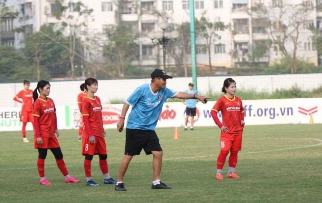 Тренер Май Дык Тюнг и женская сборная Вьетнама тренируются для подготовки к отборочному раунду Олимпийских игр 2024 года.