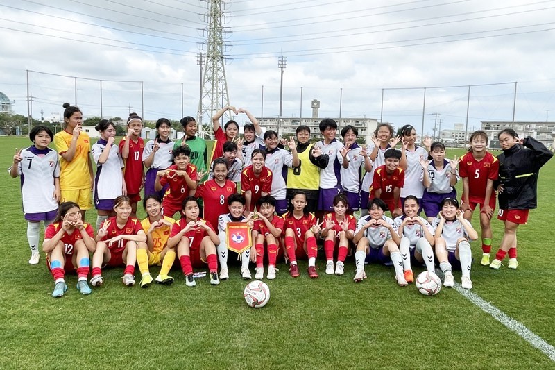 Игроки сборных Вьетнама и Окинавы фотографируются на память после матча.