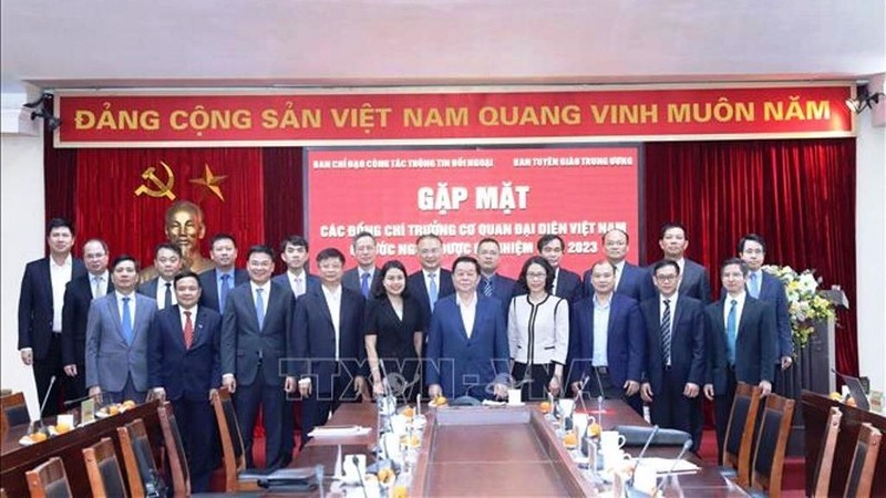 Товарищ Нгуен Чонг Нгиа и делегаты на встрече. Фото: ВИА