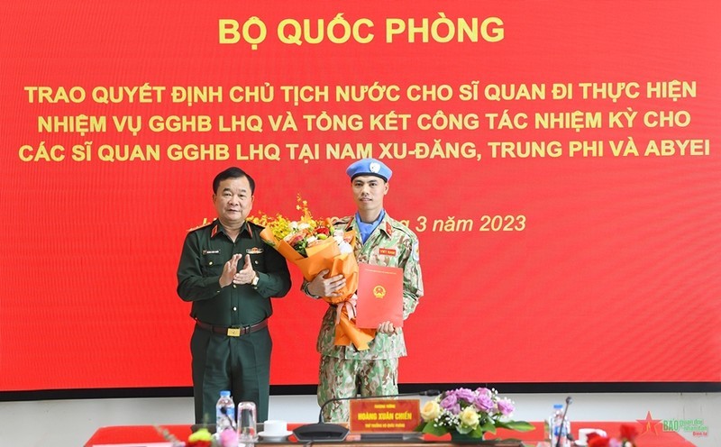 Генерал-полковник Хоанг Суан Тьиен вручает решение. Фото: qdnd.vn