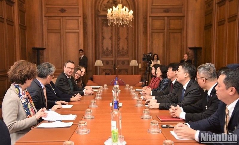 Общий вид дискуссии на церемонии подписания соглашения между Вьетнамом и ОЭСР. Фото: Минь Зюи