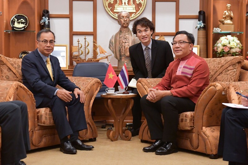 Посол Фан Тьи Тхань на встрече с Губернатором провинции Чиангмай Ниратом Фонгситтитхаворном.