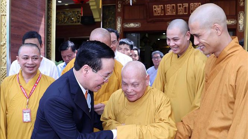 Президент Во Ван Тхыонг поздравляет старшего монаха Тхить Тхиен Ньона, Председателя Административного совета Вьетнамской буддийской сангхи, в пагоде Миньдао.