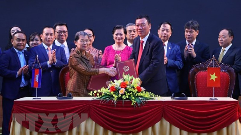 Генеральный инспектор Доан Хонг Фонг и Вице-премьер, Министр Мен Сам Ан на церемонии подписания Меморандума о взаимопонимании (с поправками). Фото: ВИА