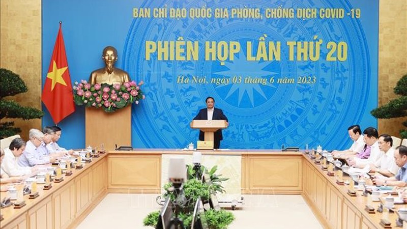Премьер-министр Фам Минь Тьинь председательствует на 20-м заседании Национального руководящего комитета по профилактике и борьбе с Covid-19. Фото: ВИА