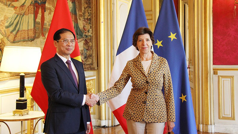 Министр иностранных дел Буй Тхань Шон (слева) и Министр Европы и иностранных дел Франции Катрин Колонна. Фото: Кхай Хоан