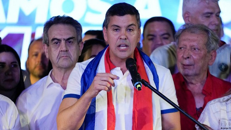 Сантьяго Пенья Паласиос (в центре) победил на президентских выборах в Парагвае. Фото: DPA