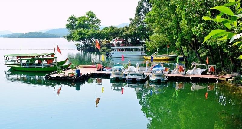 Озеро Фунинь известно как зеленая жемчужина центральной части страны. Фото: dulichphuninh.com