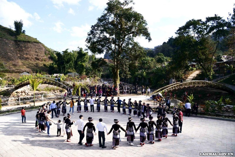 Туристы и местные жители вместе танцуют. Фото: laichau.gov.vn
