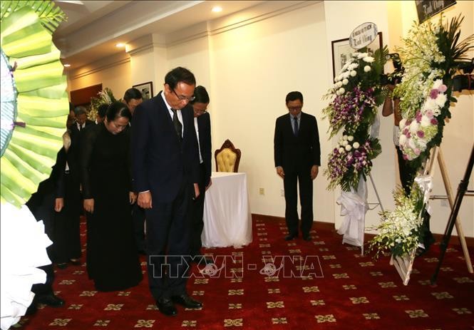 Делегация руководителей г. Хошимина почитает память товарища Цзян Цзэминя. Фото: ВИА
