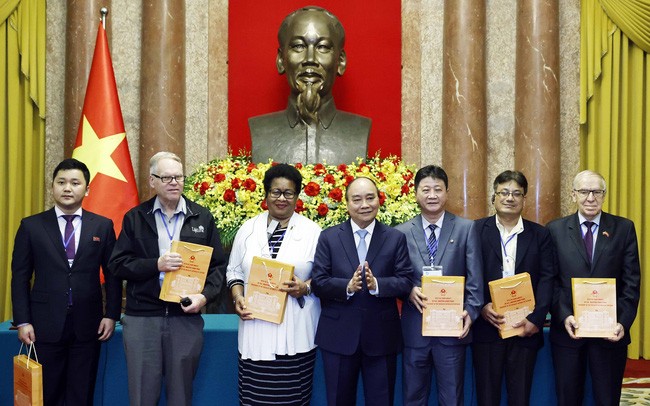 Президент Нгуен Суан Фук вручает подарки участникам 22-й ассамблеи ВСМ. Фото: ВИА