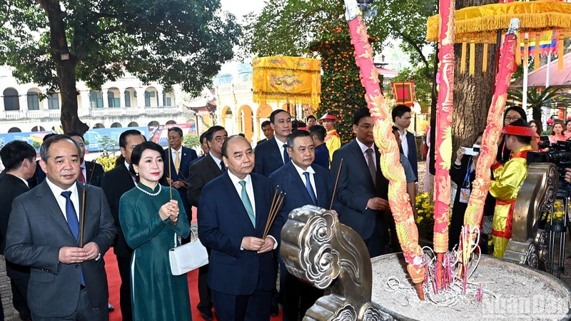 Президент Нгуен Суан Фук с супругой и делегаты воскуряют благовония во Дворце Киньтхиен.
