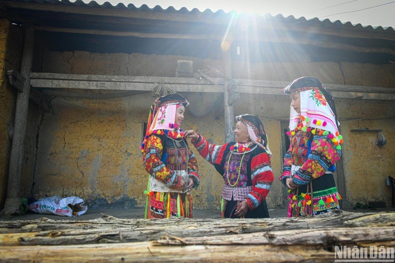 Народность Лоло – одна из 16 немногочисленных народностей во Вьетнаме. Фото: Тхань Дат