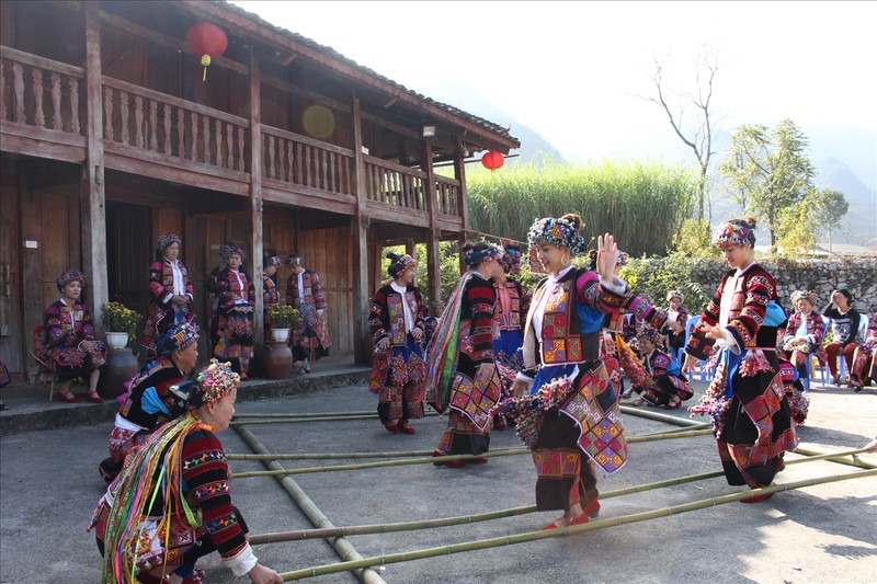 Жители участвуют в игре во время праздника. Фото: baodantoc.vn