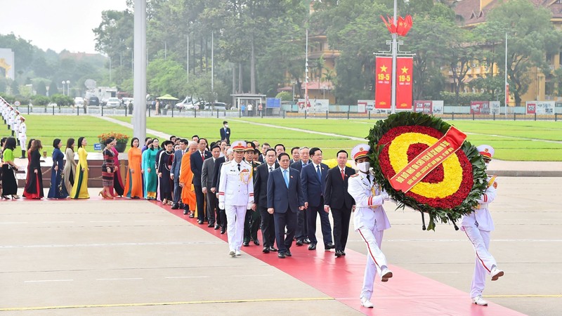 Руководители Партии и Государства и депутаты НС возлагают венок к Мавзолею Президента Хо Ши Мина.