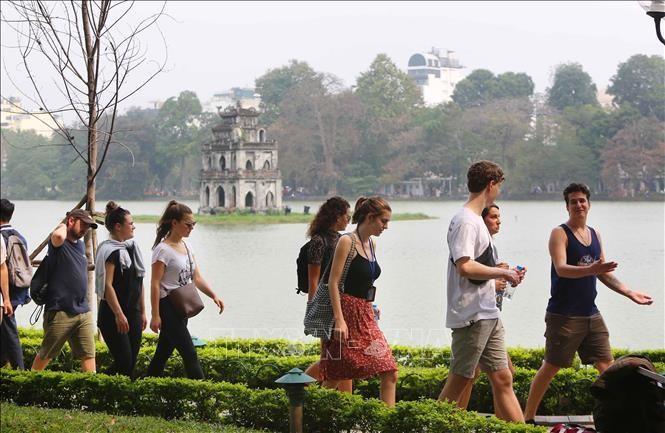 Иностранные туристы осматривают озеро Хоанкием. Фото: VNA