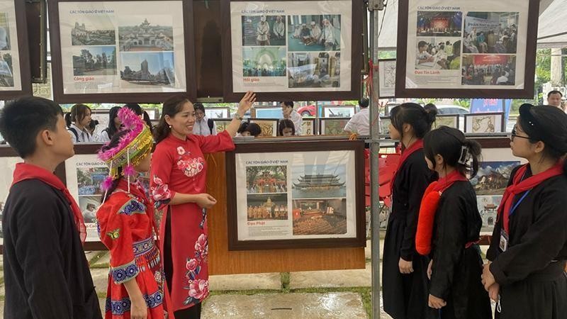 Ученики в уезде Бабе посещают выставку. Фото: Туан Шон