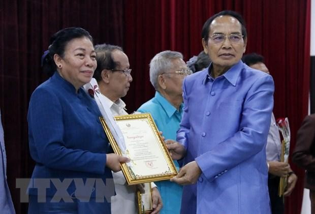 Вице-президент Лаоса Бунтхонг Читмани вручает призы победителям конкурса. Фото: VNA