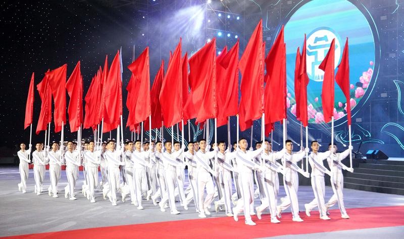 Парад в честь открытия спортивного фестиваля. Фото: hanoimoi.com.vn