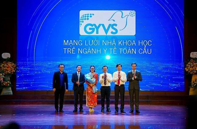 Дарение цветов представителям Глобальной сети молодых вьетнамских ученых-медиков. Фото: soyte.hanoi.gov.vn