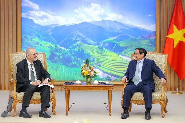 Премьер-министр Фам Минь Тьинь (справа) и г-н Майкл Мичалак. Фото: VGP