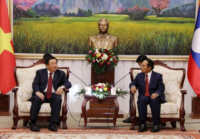Товарищ Нгуен Суан Тханг (слева) на встрече с товарищем Бунтхонгом Читмани. Фото: ВИА