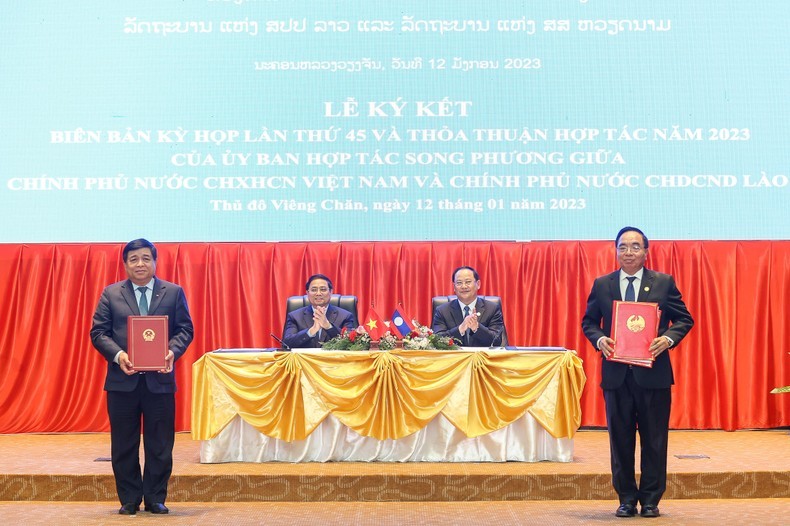 Церемония подписания протокола 45-й сессии Вьетнамско-лаосской межправительственной комиссии.