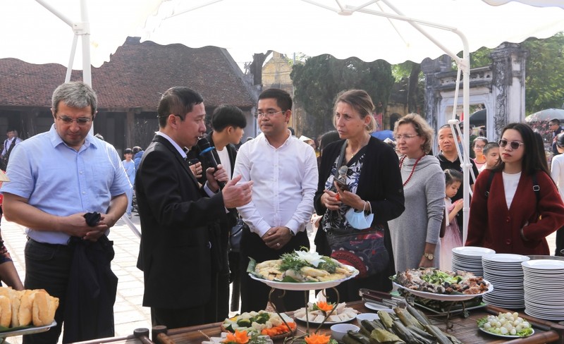 Иностранные гости знакомятся с кухней Вьетнама. Фото: laodongthudo.vn