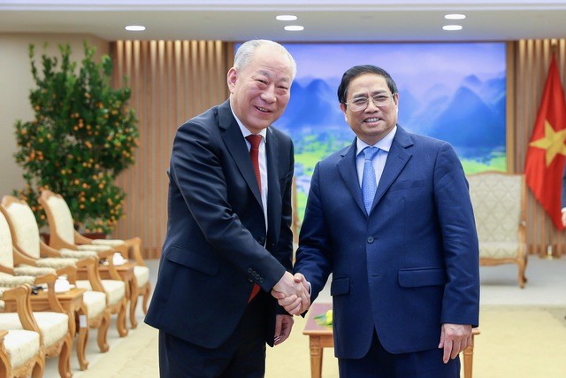Премьер-министр Фам Минь Тьинь (справа) и председатель Тихоокеанской строительной группы. Фото: VGP