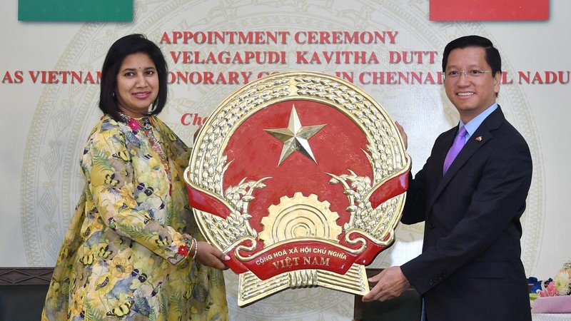 Посол Вьетнама в Индии Нгуен Тхань Хай вручает решение г-же Велагапуди Кавите Датт. Фото: The Hindu